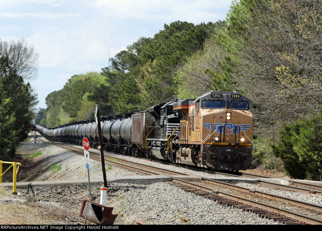 UP 7392 leads NS urain 6K4 eastbound